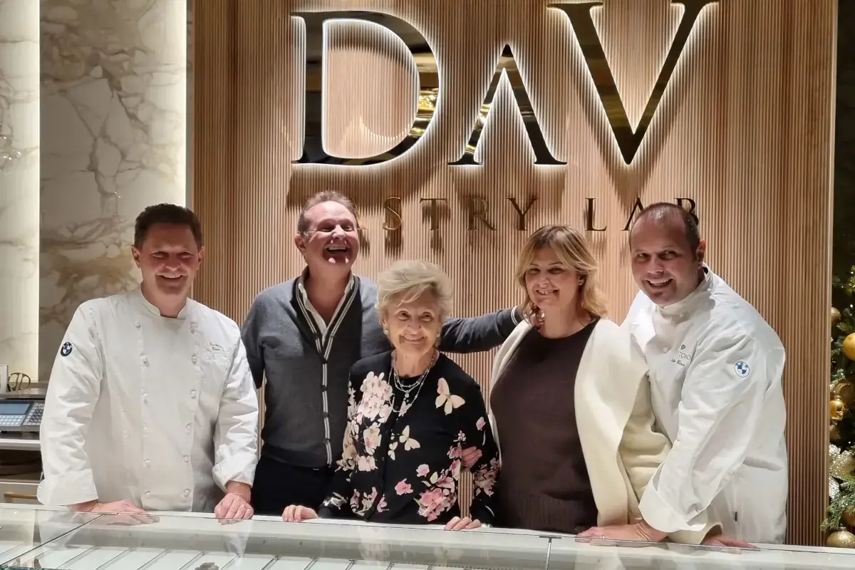 Chicco, Franceso, Bruna, Rossella e Bobo Cerea&nbsp; I dolci, e non solo, di [Da Vittorio] in vendita al DaV Pastry Lab