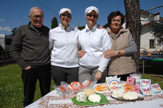 Loris Mambelli con le figlie e la moglie
