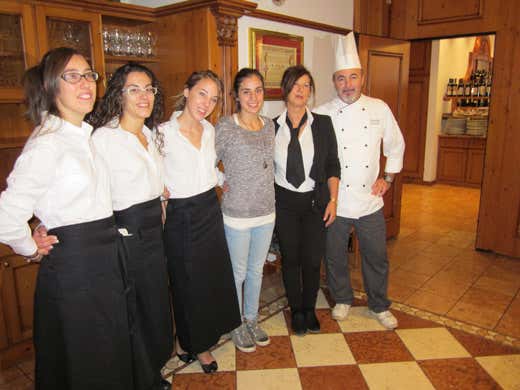 da destra: Giuseppe Prencipe, con Luciana Moresco e le figlie Tatiana, Elisa, Luana e Giulia da destra: Giuseppe Prencipe, con Luciana Moresco e le figlie Tatiana, Elisa, Luana e Giulia