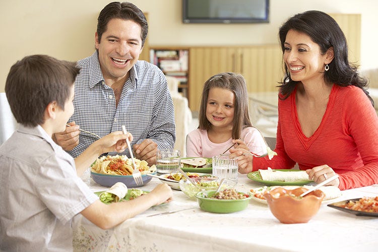 Famiglie italiane a tavola in casa 
Ad ogni componente il suo piatto