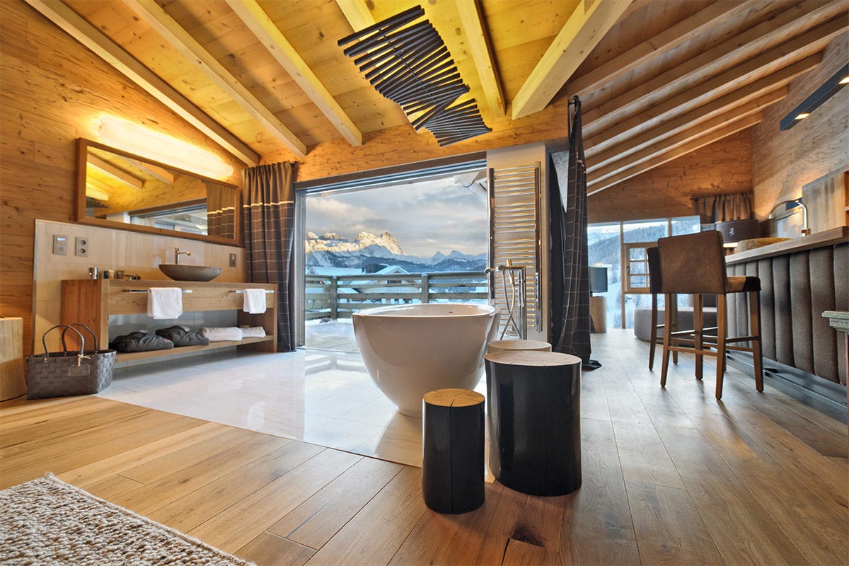 Una suite dell'hotel Fanes Dolomiti Wellness Hotel Fanes, a San Cassiano 5 stelle di relax e gusto
