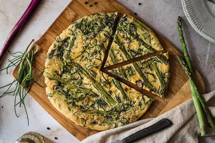 Farifrittata con asparagi, agretti e cipollotto rosso Farifrittata con asparagi, agretti e cipollotto rosso