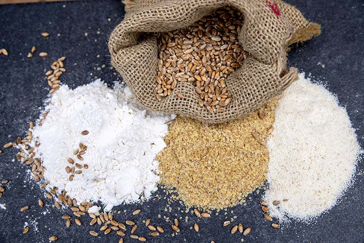 Farine e cereali di dubbia provenienza sequestrate 65 tonnellate nel Nord est Farine e cereali di dubbia provenienza sequestrate 65 tonnellate nel Nord est