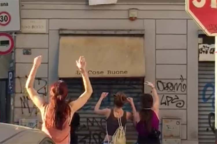 Un fotogramma del video di balli e festa a Milano per l'inizio della Fase 2 - Fase 2, il ruolo della responsabilità Rezza (Iss): «Molto preoccupato» Un fotogramma del video di balli e festa a Milano per l'inizio della Fase 2 - Fase 2, il ruolo della responsabilità Rezza (Iss): «Molto preoccupato»