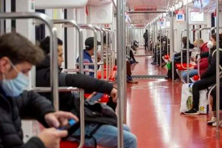 I mezzi pubblici, un altro luogo a forte rischio di diffusione del contagio - Fase 2, il ruolo della responsabilità Rezza (Iss): «Molto preoccupato» I mezzi pubblici, un altro luogo a forte rischio di diffusione del contagio - Fase 2, il ruolo della responsabilità Rezza (Iss): «Molto preoccupato»