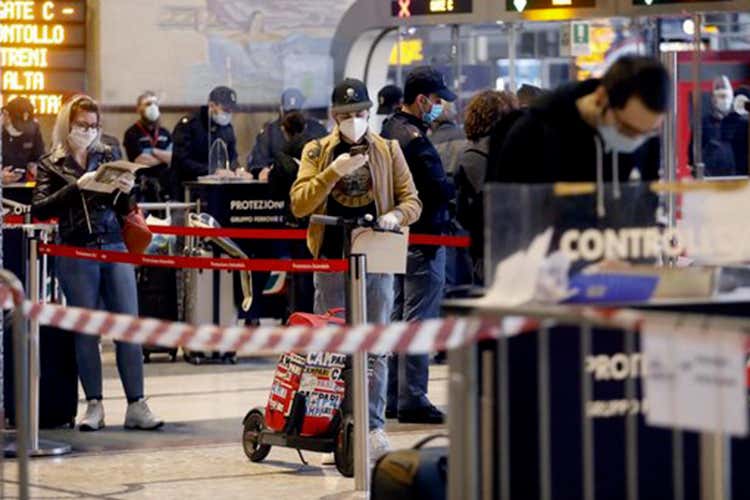 "Esodo" da Nord a Sud: le file alla Stazione Centrale di Milano - Fase 2, il ruolo della responsabilità Rezza (Iss): «Molto preoccupato» "Esodo" da Nord a Sud: le file alla Stazione Centrale di Milano - Fase 2, il ruolo della responsabilità Rezza (Iss): «Molto preoccupato»
