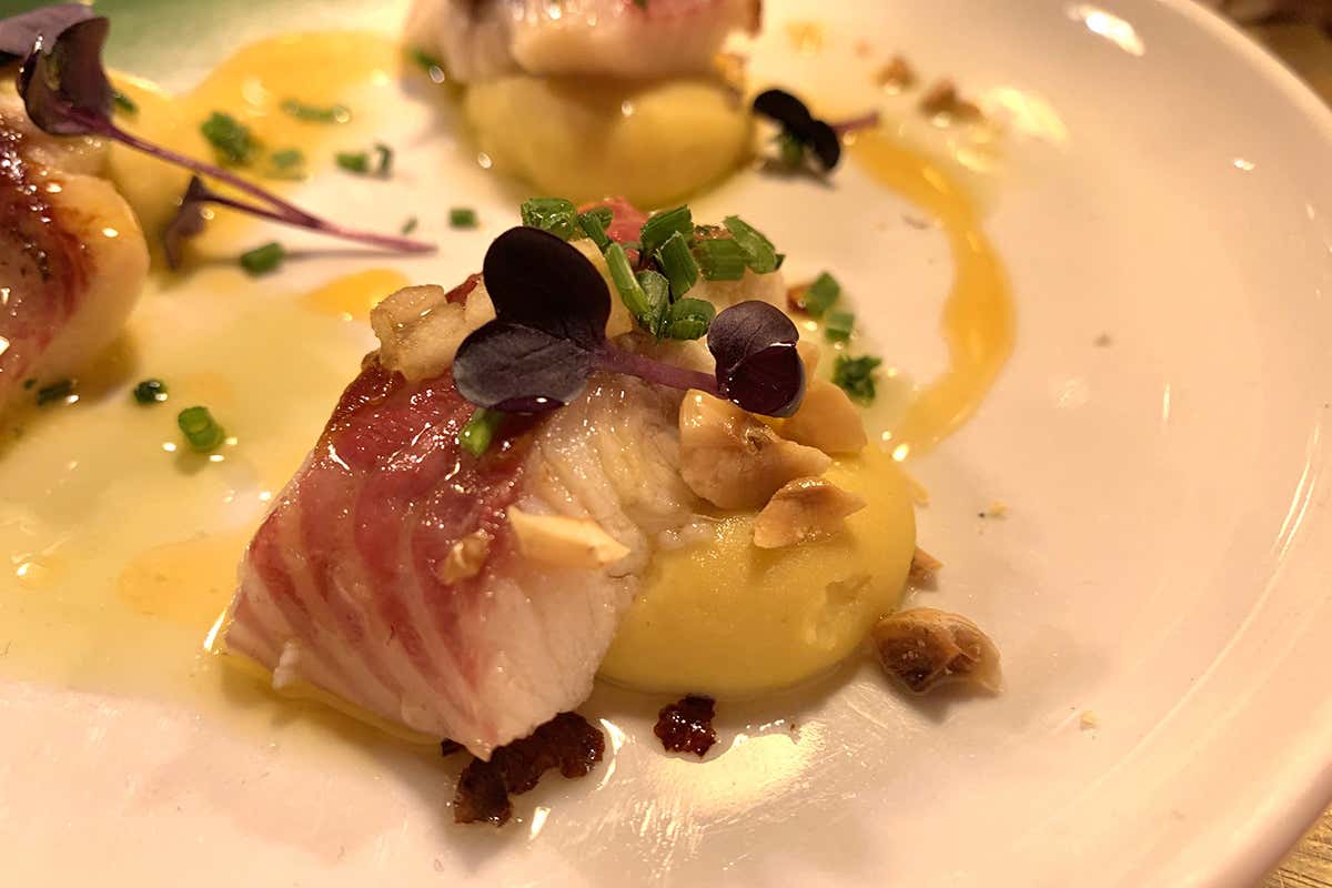 Fava Santorinis, anguilla affumicata, nocciole, pere La Grecia della tradizione va oltre i luoghi comuni e vola alto