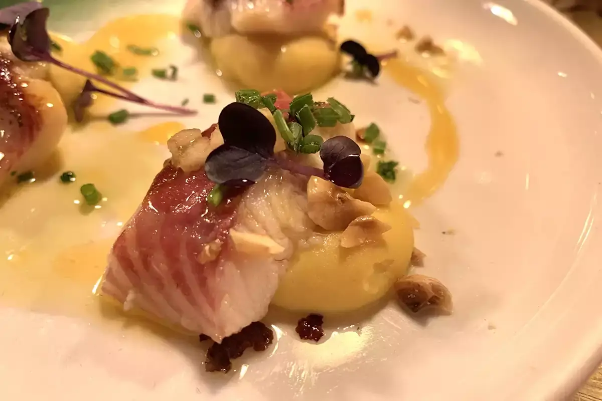 Fava Santorinis, anguilla affumicata, nocciole, pere La Grecia della tradizione va oltre i luoghi comuni e vola alto