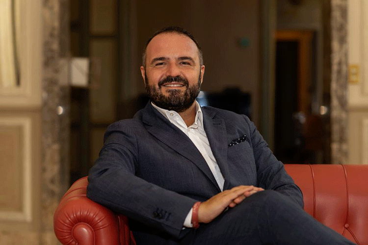 Federico Gordini - La classica ordinanza all’italiana Lombardi a casa alle 23, anzi no Federico Gordini - La classica ordinanza all’italiana Lombardi a casa alle 23, anzi no