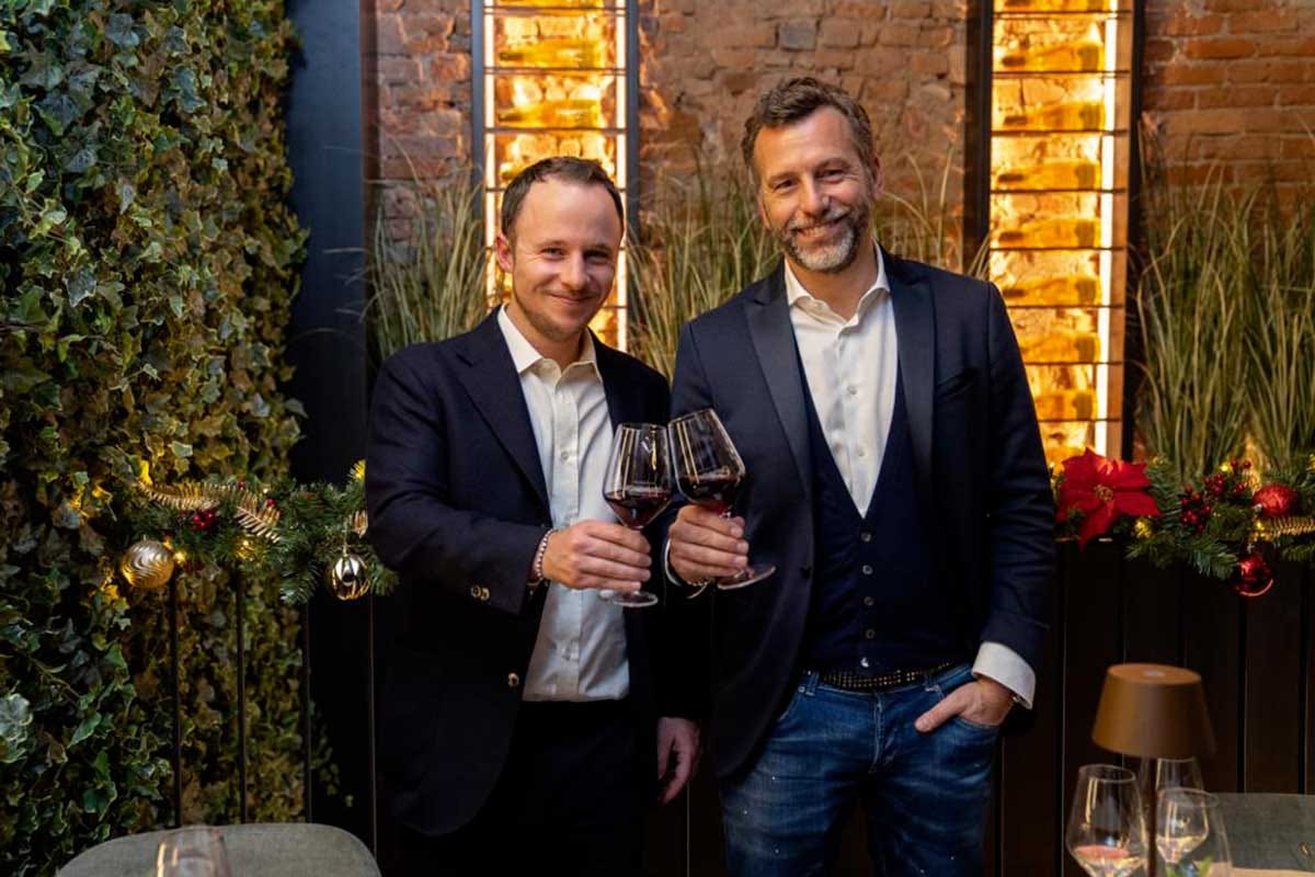 Da sinistra, Federico Veronesi patron di Calzedonia e Luza Pizzighella direttore commerciale di Signorvino Signorvino, oltre un milione di bottiglie vendute nel 2021. E l'online corre