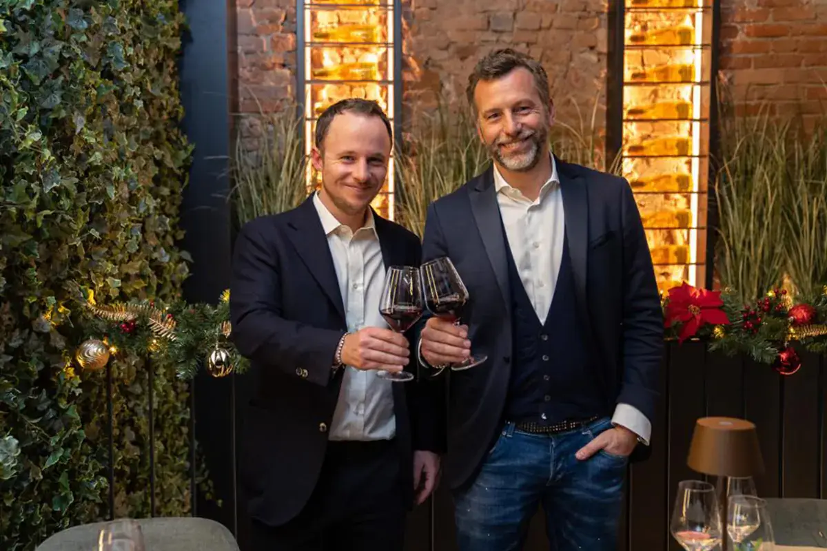 Da sinistra, Federico Veronesi patron di Calzedonia e Luza Pizzighella direttore commerciale di Signorvino Signorvino, oltre un milione di bottiglie vendute nel 2021. E l'online corre