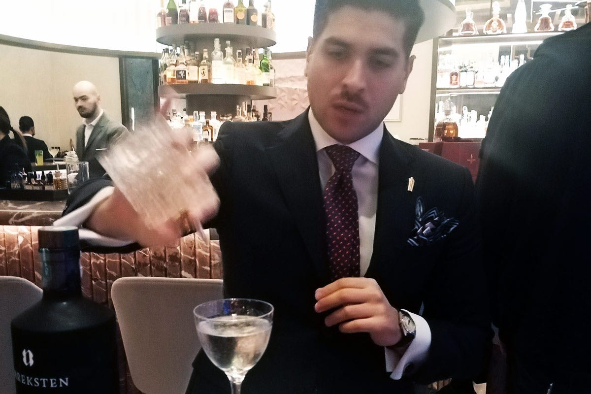Federico Pavan prepara il Bo(n)Dini Martini Allo Stilla Bar del Four Seasons Milano si respira aria di Londra