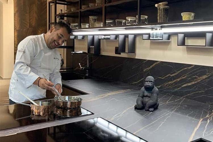 Un nuovo format di accoglienza a Milano - L'accoglienza di Felix Lo Basso diventa cucina stellata a teatro