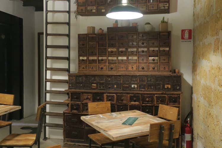 (Ferramenta D’Arpa Vino e cocktail in un clima ottocentesco) (Ferramenta D’Arpa Vino e cocktail in un clima ottocentesco)