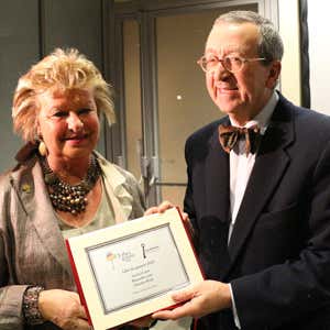 Claudia Ferraresi premia Claudio Riolo