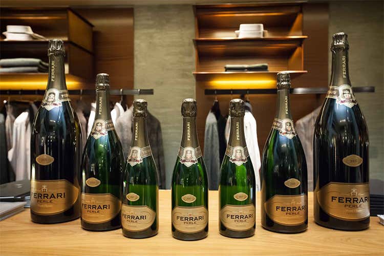 Ferrari Perl&eacute; Trentodoc nella boutique di Zegna di via Montenapoleone
