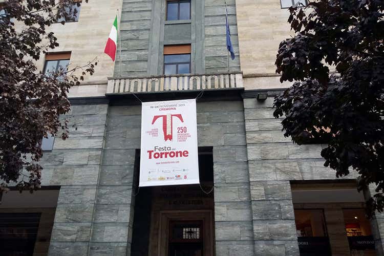 Cremona dedica nove giorni al torrone (Festa del Torrone, Cremona pronta Ma la città vuole più collegamenti) Cremona dedica nove giorni al torrone (Festa del Torrone, Cremona pronta Ma la città vuole più collegamenti)