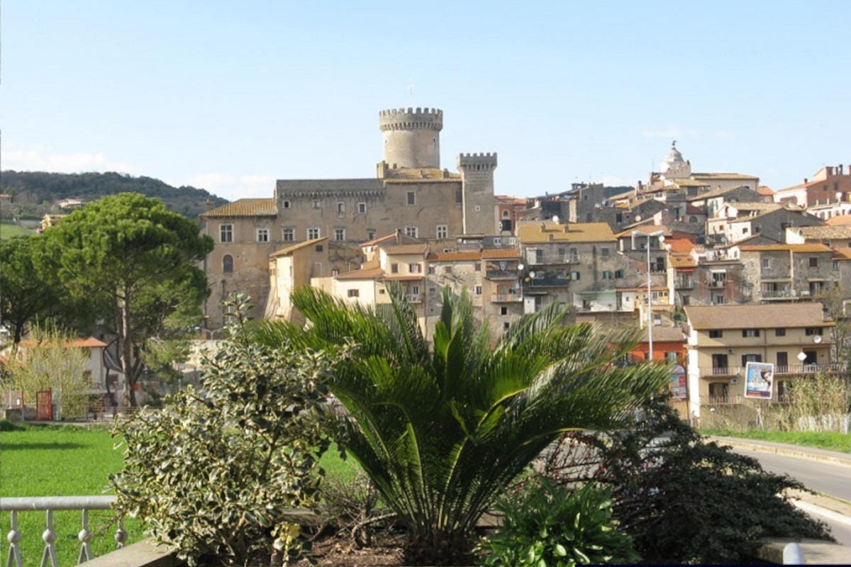 Il castello ducale Orsini svetta su Fiano Romano 