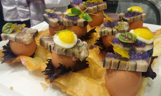 Terrina di sgombro marinato a secco, con mousse ai frutti rossi e perle di cavolo rosso