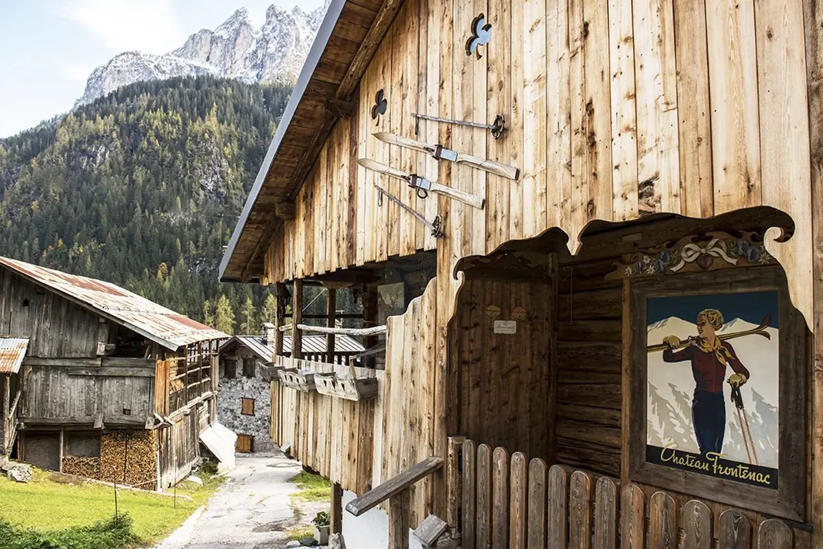 Tabièi, fienili in legno diffusi nella zona ladina. Foto: Lorenzo De Simone Marmolada da scoprire tra borghi ''dog'', storia e sport in quota
