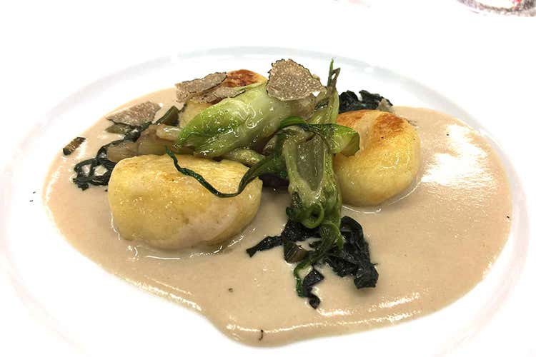 (Fiera del tartufo di Acqualagna Canzian cucina gnocchi al baccal&agrave;)