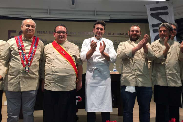 (Fiera del tartufo di Acqualagna Canzian cucina gnocchi al baccal&agrave;)