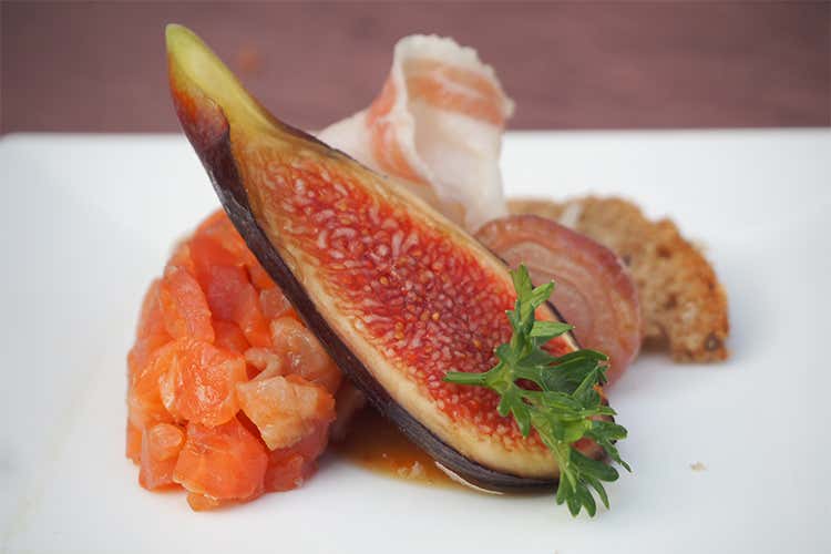 Battuta al coltello di trota affumicata, lardo alle erbe, scalogno confit, figoMoro fresco e in confettura Battuta al coltello di trota affumicata, lardo alle erbe, scalogno confit, figoMoro fresco e in confettura