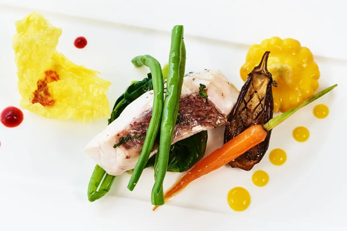 Filetto di pescato I quattro elementi in un menu unico L&rsquo;estate stellata de La Capinera
