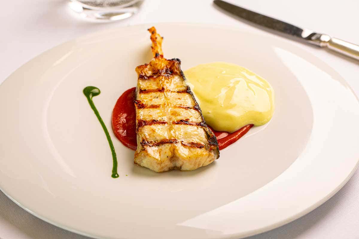 Filetto di rombo cotto al josper su salsa marinara e spuma di patate (Credits: Alberto Blasetti) A Les Etoiles brilla la stella dell'accoglienza con la cucina circolare di William Anzidei