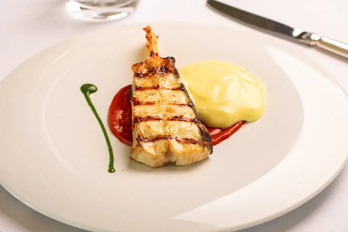 Filetto di rombo cotto al josper su salsa marinara e spuma di patate (Credits: Alberto Blasetti) A Les Etoiles brilla la stella dell'accoglienza con la cucina circolare di William Anzidei