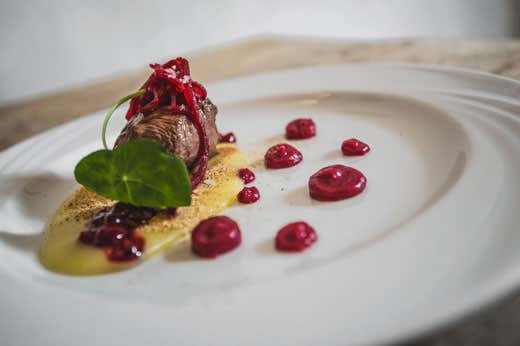 Filetto di capriolo in dolce cottura, purea di patata e barbabietola rossa - chef Giancarlo Morelli (foto: Alex Moling) Filetto di capriolo in dolce cottura, purea di patata e barbabietola rossa - chef Giancarlo Morelli (foto: Alex Moling)