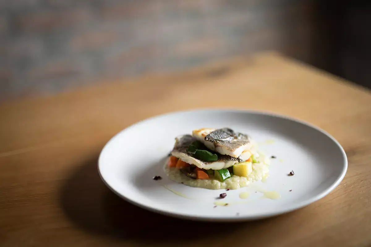 Filetto di branzino, caponata di verdure e crema di sedano con mela verde Hostaria Castello, a Venezia come sull’Orient Express