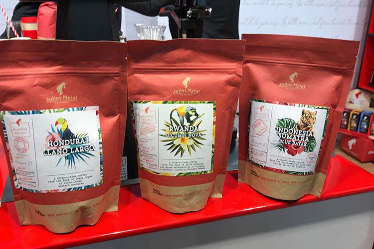 (Filiera sostenibile dalla pianta alla tazza per i caffè The Originals di Julius Meinl) (Filiera sostenibile dalla pianta alla tazza per i caffè The Originals di Julius Meinl)