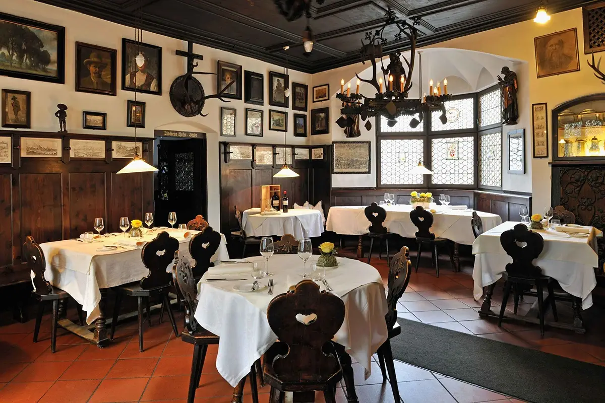Ristorante Oste Scuro Finsterwirt di Bressanone, aperto gi&agrave; nel 1200 Dal sud Italia a Lugano la festa per i locali storci