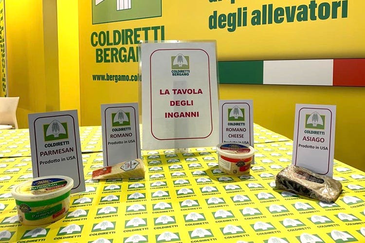 La “tavola degli inganni” allestita nell’ambito della manifestazione Forme a Bergamo (Finti formaggi italiani A Bergamo la tavola degli inganni)