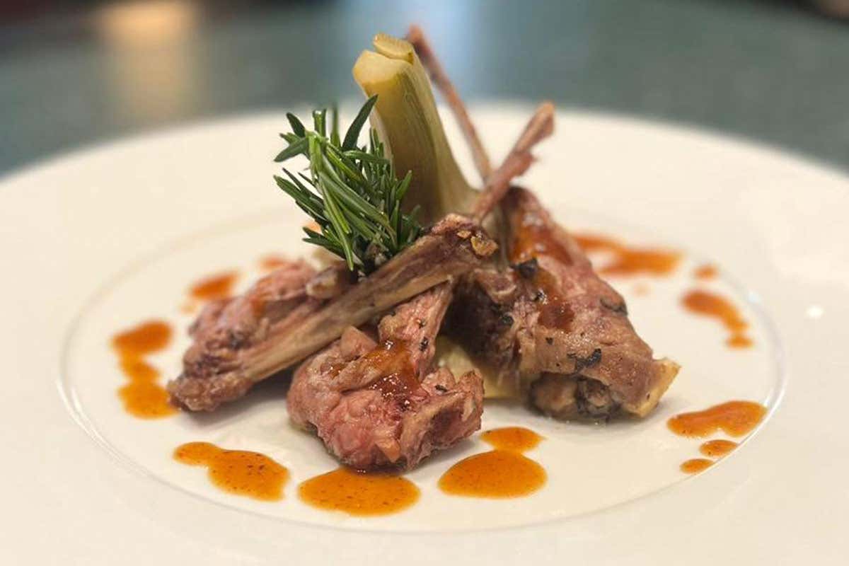 Come preparare l’agnello al forno con carciofi alla romana