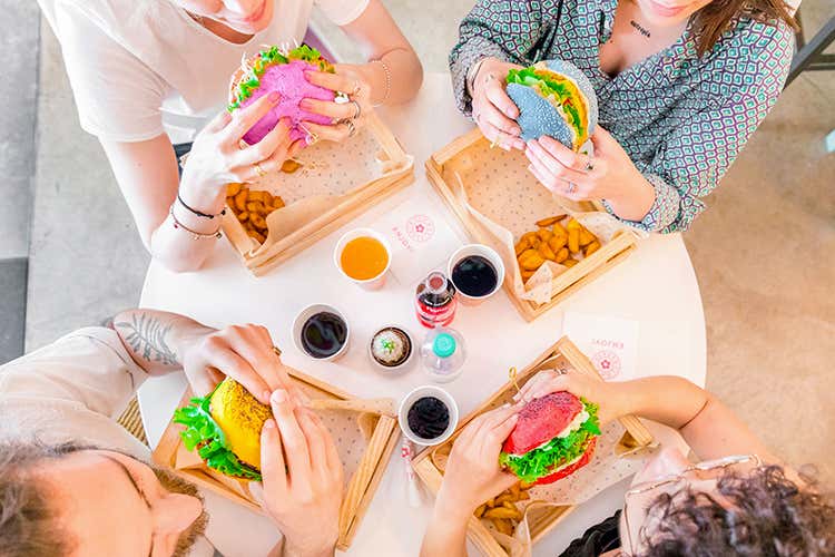 Le creazioni gourmet sono tante e per tutti i gusti - Flower Burger, apre a Roma l’hamburgheria per soli vegani