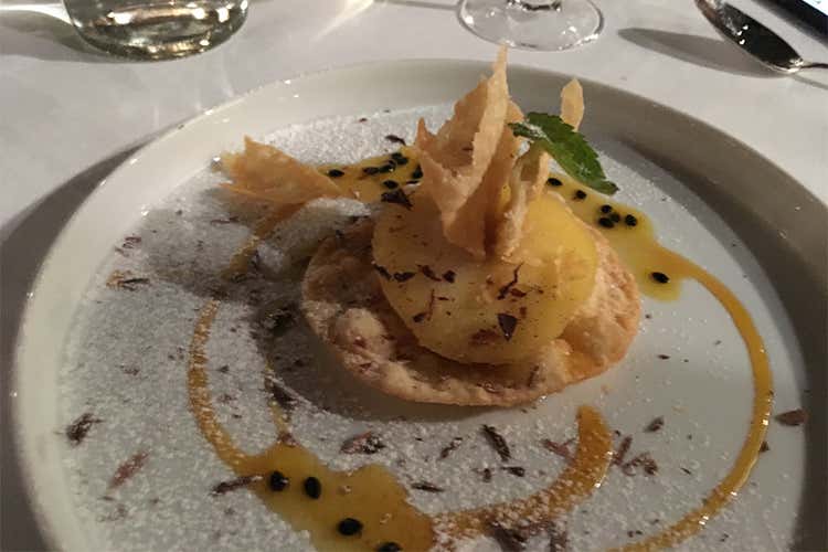 Foglie di Krapfen caramellate con mela alla vaniglia Foglie di Krapfen caramellate con mela alla vaniglia