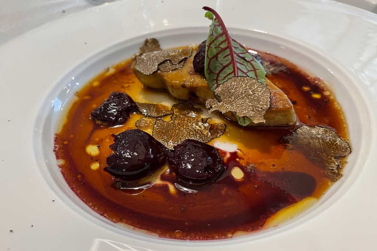 Foie gras arrostito in padella con burro chiarificato, ciliegie al Madera, fondo di maialino Scoprire l’alta cucina attraverso la verdura grazie a Peter Brunel