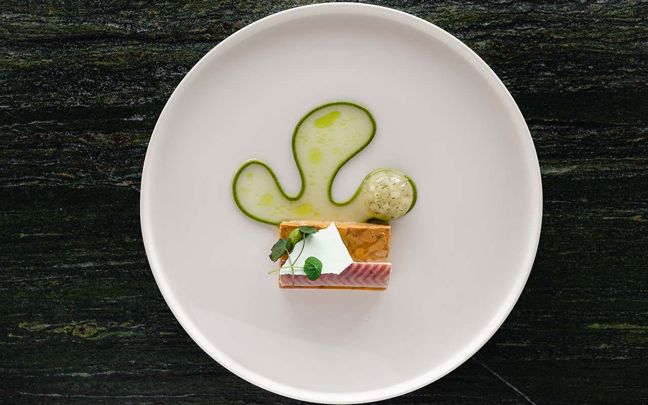 Foie gras, anguilla affumicata, mela verde, pistacchio Foto: Simona Bruno Armani Hotel Milano compie 10 anni e festeggia con i piatti cult del decennio
