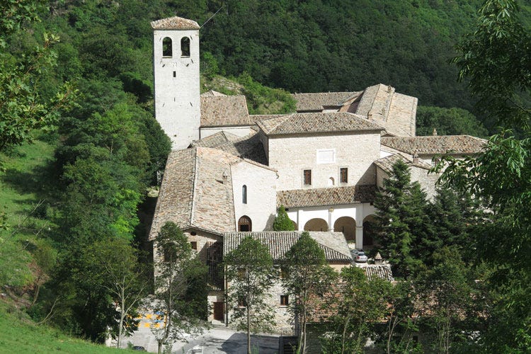 Il monastero di Fonte Avellana a Serra Sant'Abbondio - Il Grand Tour delle Marche dedica una serata ai poeti contadini
