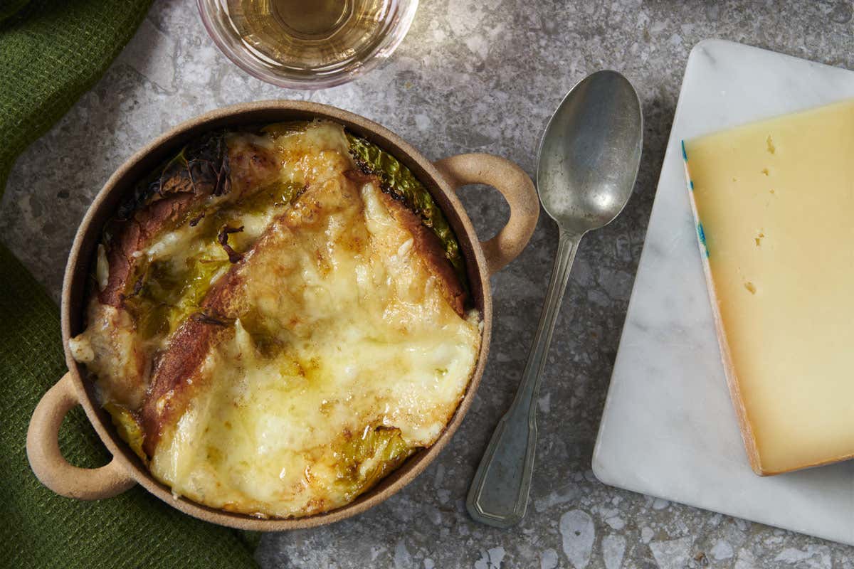 Zuppa tradizionale al forno con Fontina DOP: il piatto ideale della montagna
