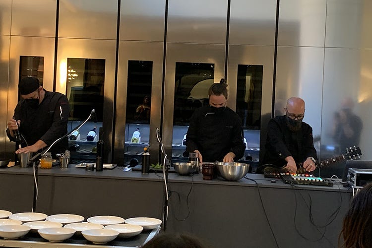 I Food Ensemble in concerto Cucina e musica elettronica Performance dei Food Ensemble