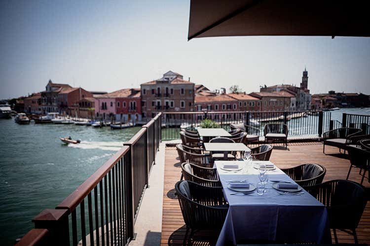 Una nuova proposta culinaria sulla terrazza panoramica (Food e creativit&agrave; a Murano col nuovo hub Punta Conterie)