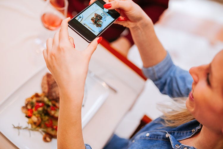 Food selfie, il rito degli italiani in vacanza Il 38% posta piatti tipici sui social