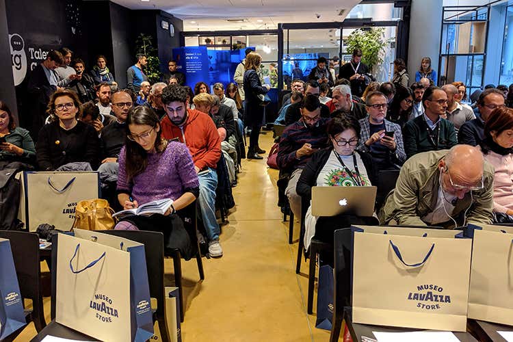 "Sold out", il pubblico in attesa dello chef di elBulli (Food-tech, Ferran Adrià: «Chi non innova è uno scemo»)