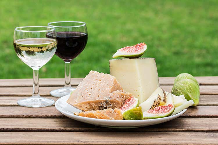 Abbinamenti con i formaggi (Formaggi al ristorante Non sempre serviti correttamente) Abbinamenti con i formaggi (Formaggi al ristorante Non sempre serviti correttamente)