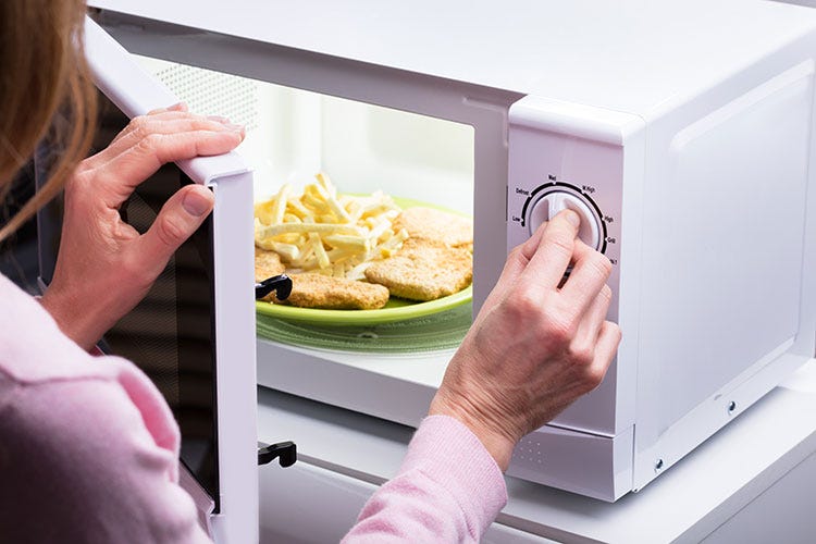 Se usato correttamente, il forno a microonde non comporta rischi per la salute - Food delivery, ecco le 7 regole per un asporto buono e sicuro