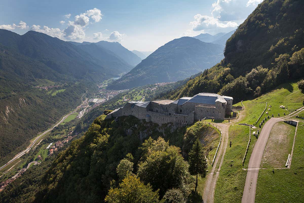 Forte Corno. Foto: Raffaele Merler - Archivio fotografico APT Madonna di Campiglio Pronti per un autentico viaggio slow tra alpeggi, borghi, castelli e polenta?