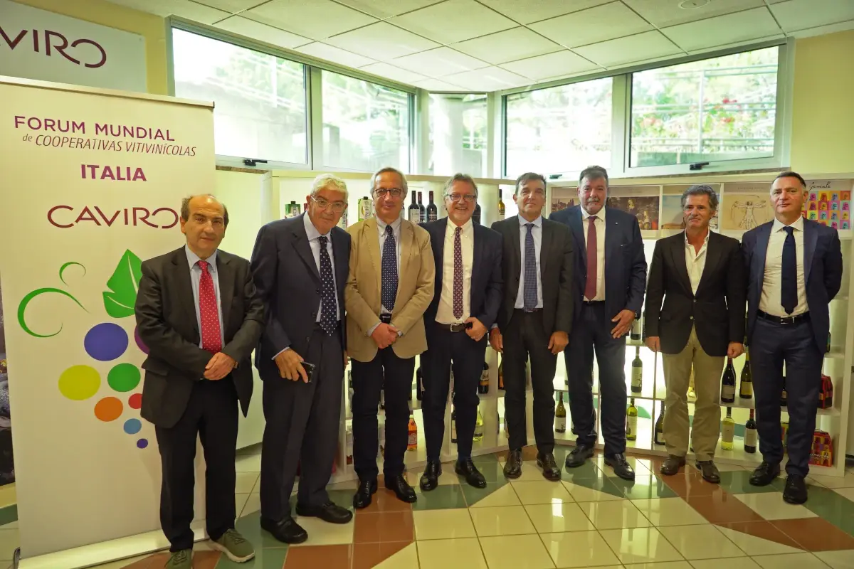 Alcuni dei protagonisti riuniti al Forum Mondiale delle Cooperative Vitivinicole Forum Mondiale delle Cooperative Vitivinicole: &ldquo;il vino non &egrave; come le altre bevande alcoliche&rdquo;